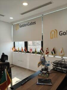 تنفيذ ستائر مكتب رول مطبوعة بشعار الشركة (Branded Blinds) لتعزيز الهوية البصرية للمقرات الإدارية - ستارتك للستائر.