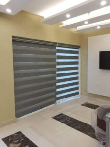 ستائر زيبرا للشركات بتصميم عصري وتحكم مرن في الإضاءة