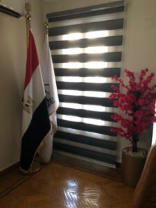 ستائر زيبرا للمكاتب ضمن أفكار ستائر مكتب للشركات للتحكم في الإضاءة والخصوصية