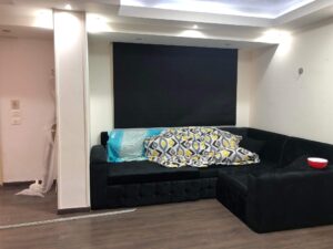 تنسيق ستائر مكتب حديثة مع أثاث داكن